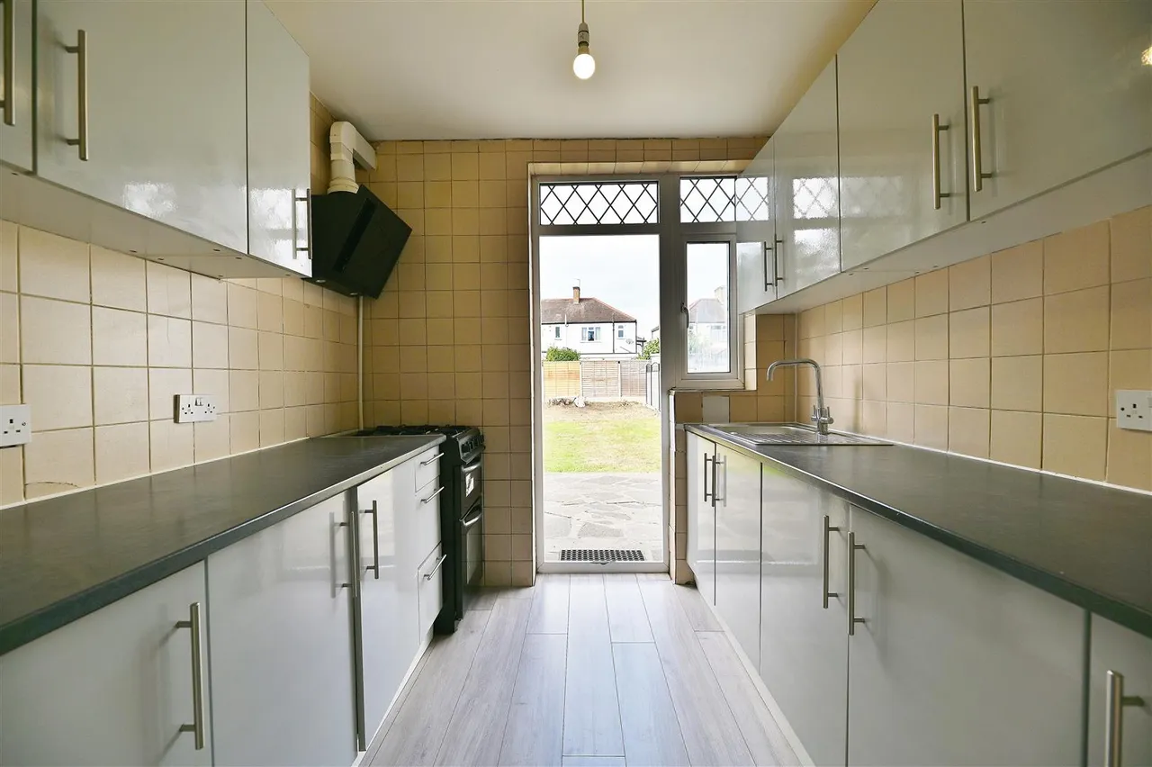 Fairlop Road, Barkingside, Essex, Ilford, IG62EF, photo 4