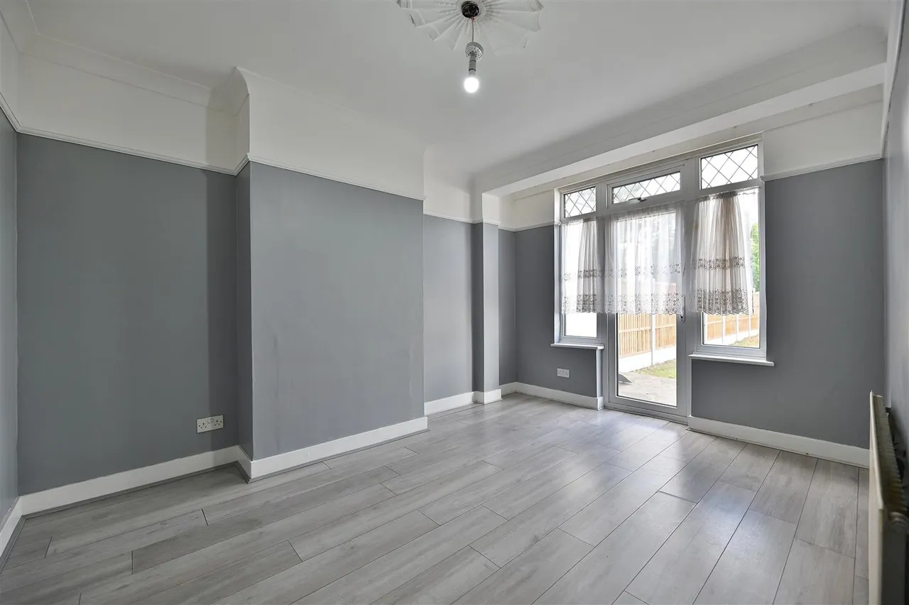 3 bed property to rent — Fairlop Road, Barkingside, Essex, Ilford, IG62EF