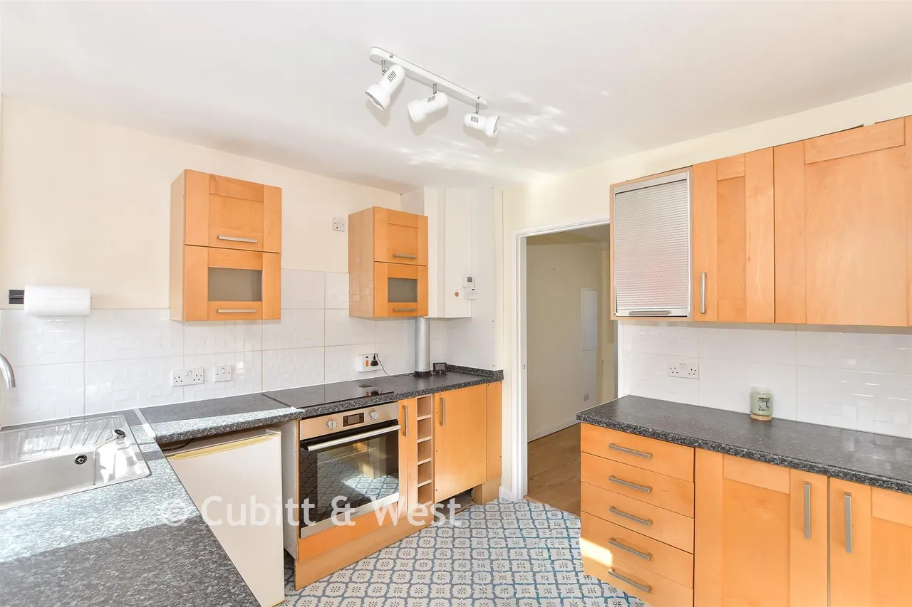 Rother Crescent, Gossops Green, RH11, photo 4