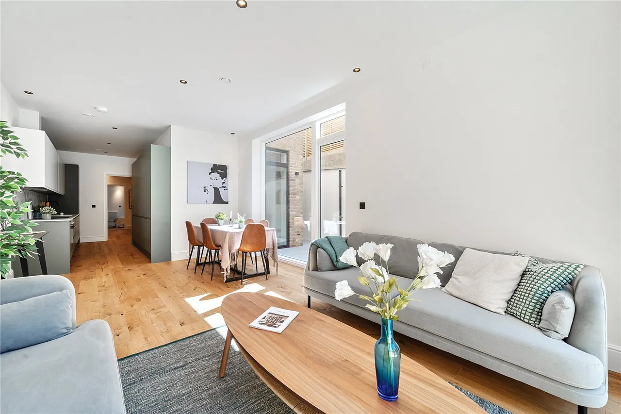 3 bed flat for sale, Rosemont Road, London, W3