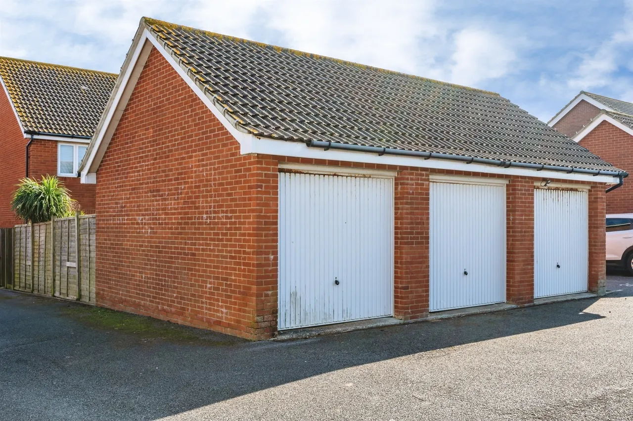 Westview Close, Peacehaven, BN10, photo 18