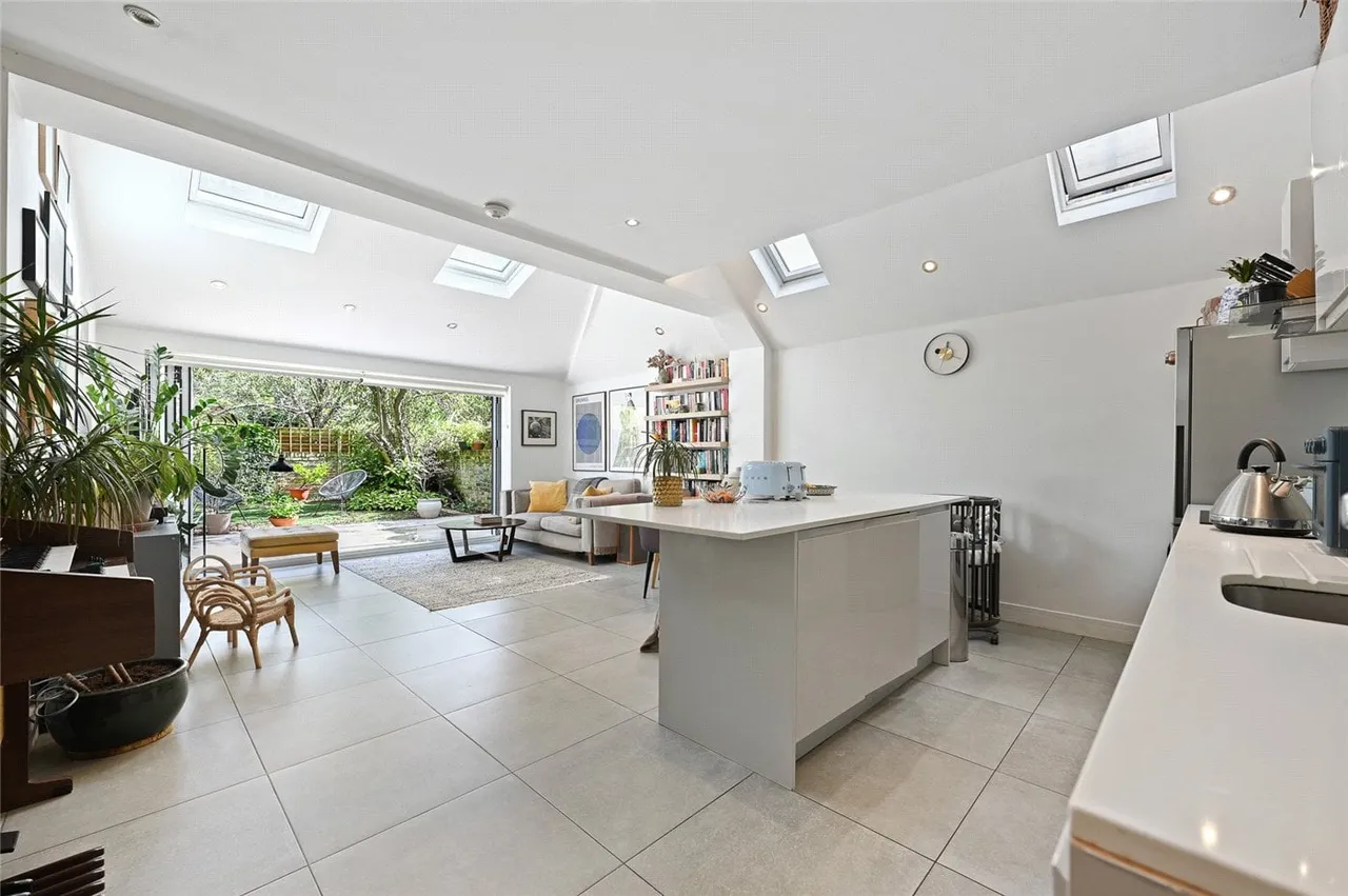 2 bed flat for sale, Ormiston Grove, London, W12
