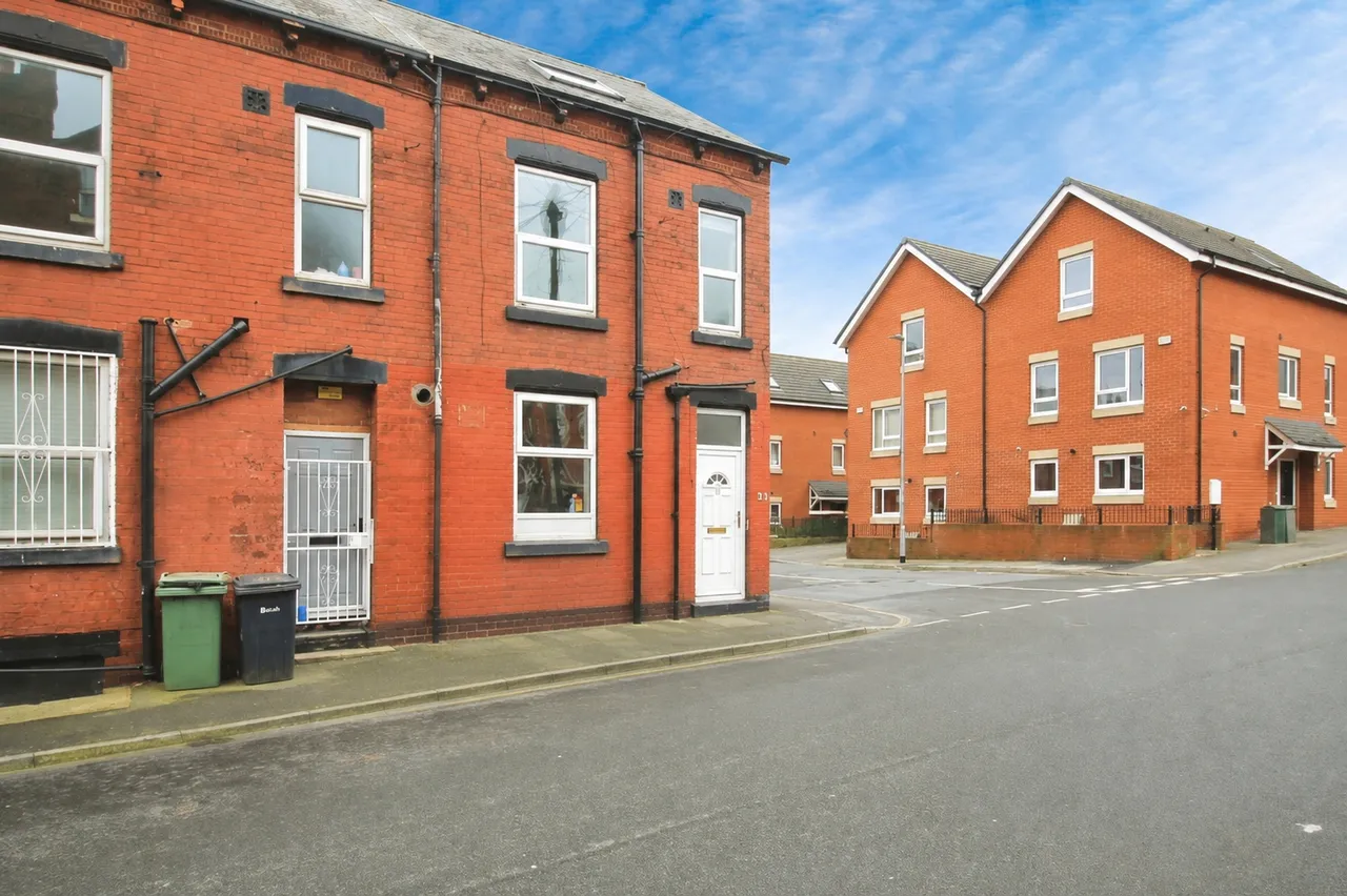 2 bed house to rent, Crosby Road, Leeds, LS11