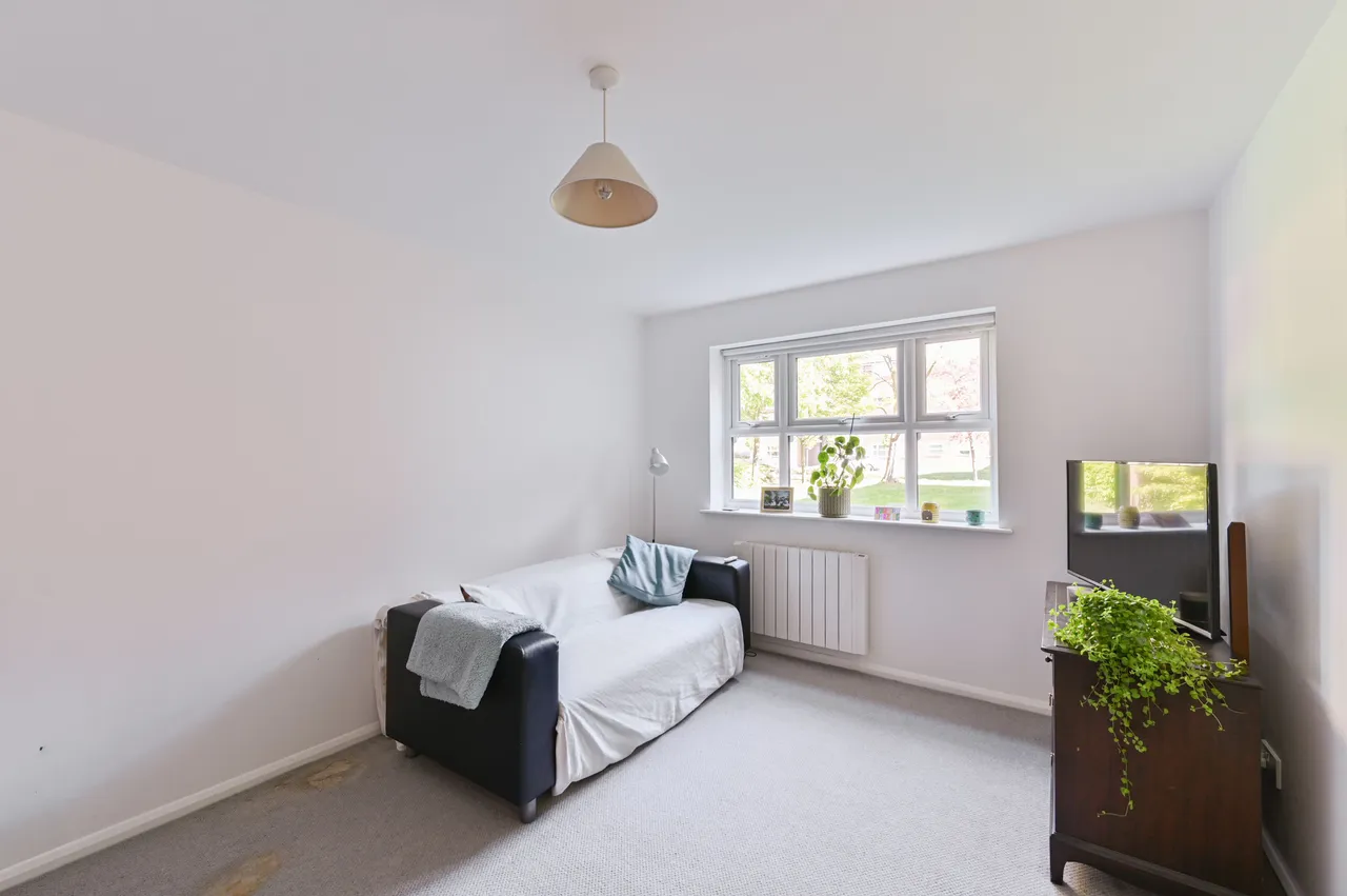 56 Molyneux Drive, London, photo 2