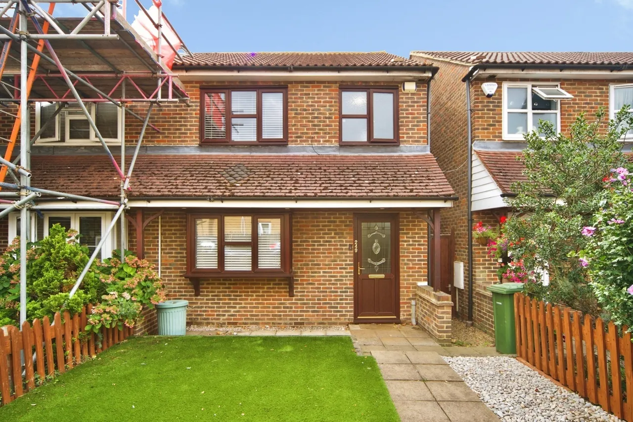 3 bed house for sale — Turpin Avenue, Romford, RM5