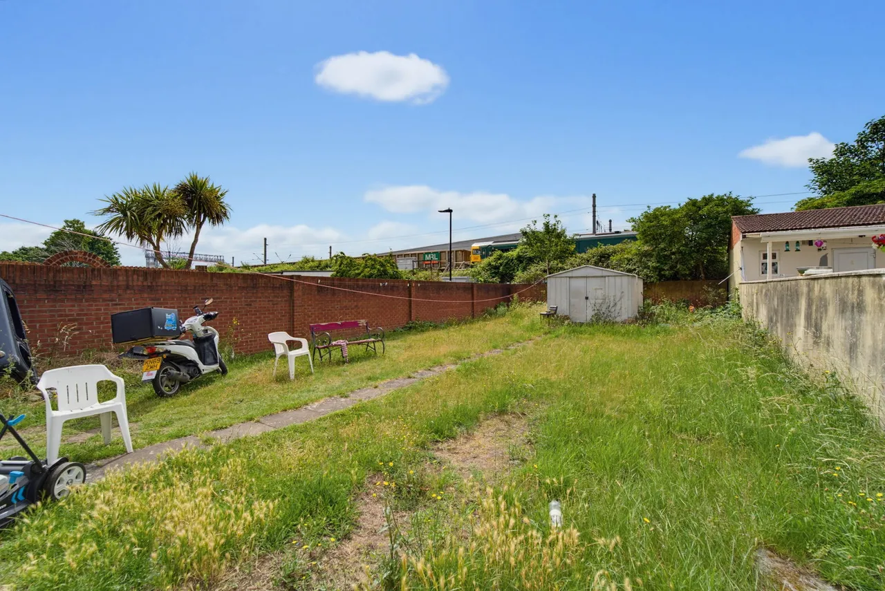 Park Avenue, Southall, UB1 3AN, photo 3