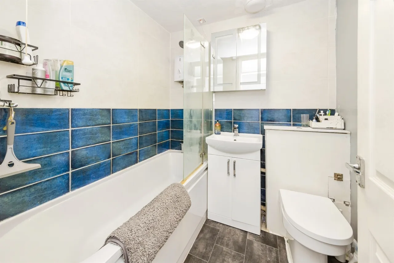 Colwell Gardens, Haywards Heath, photo 9