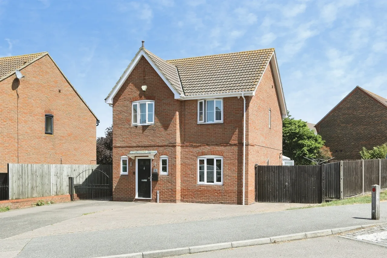 4 bed house for sale — Woodpecker Drive, Iwade, Sittingbourne