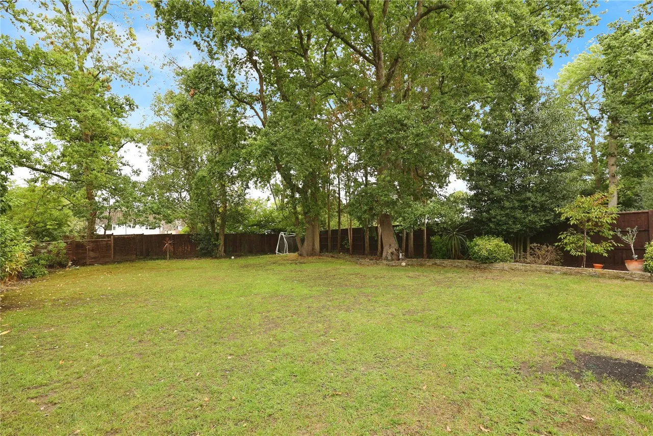 Dukes Wood Drive, Gerrards Cross, SL9, photo 23