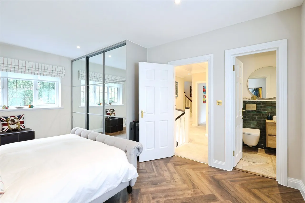 Dukes Wood Drive, Gerrards Cross, SL9, photo 17