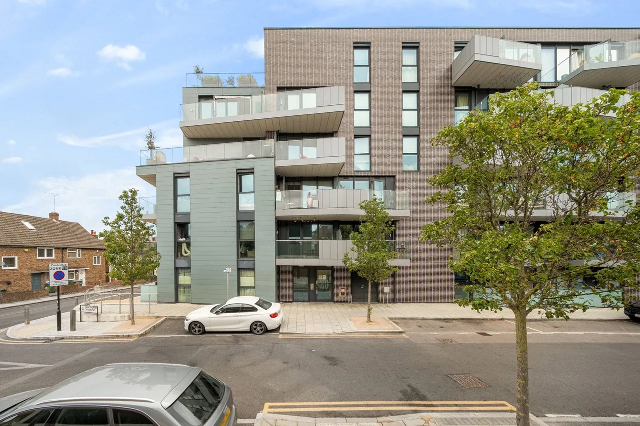 1 bed flat for sale — Hawthorne Crescent, SE10