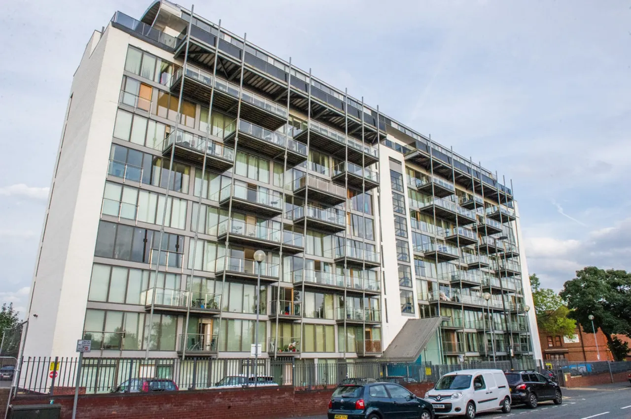 2 bed flat to rent — Warwickgate House, Old Trafford, Manchester, M16