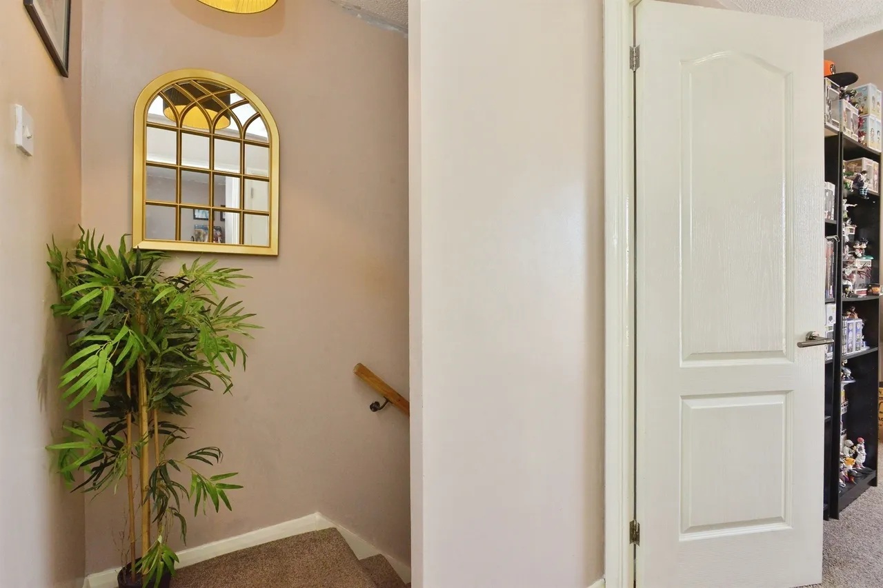 Redwood Gate, Shenley Lodge, MK5, photo 19