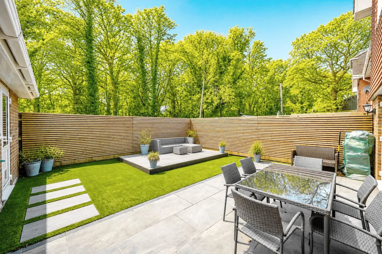 Kingsbridge End, Hook, Hampshire, RG27 9QQ, photo 2