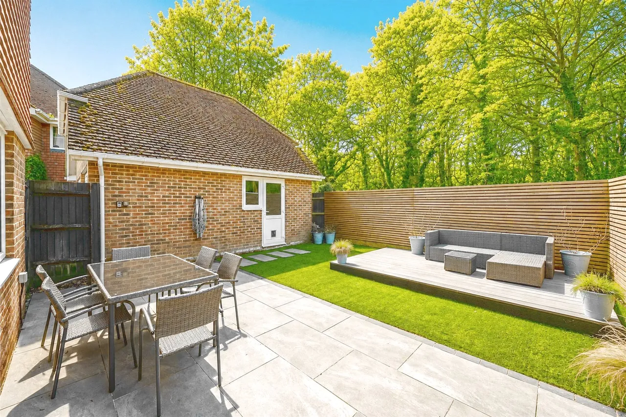 Kingsbridge End, Hook, Hampshire, RG27 9QQ, photo 12