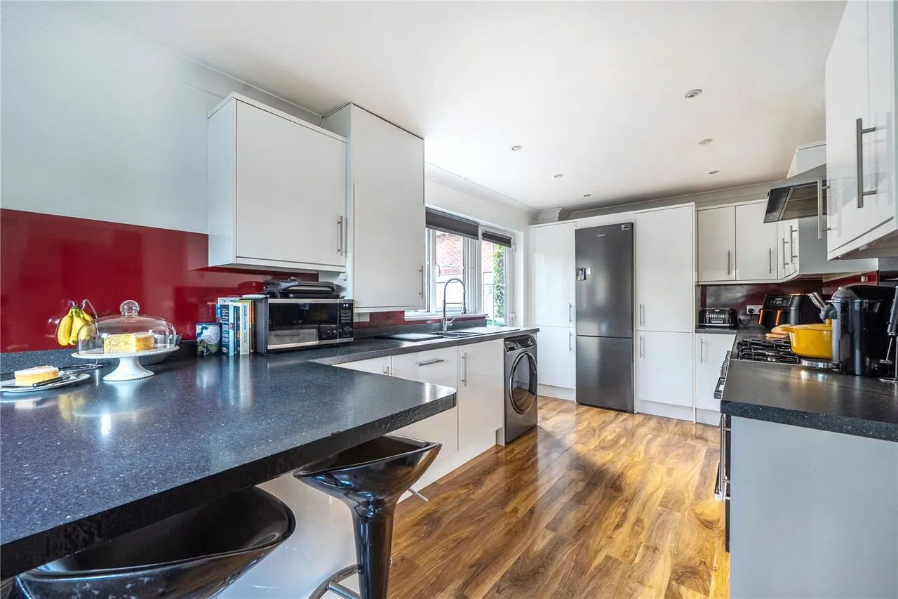 Kingsbridge End, Hook, Hampshire, RG27 9QQ, photo 3