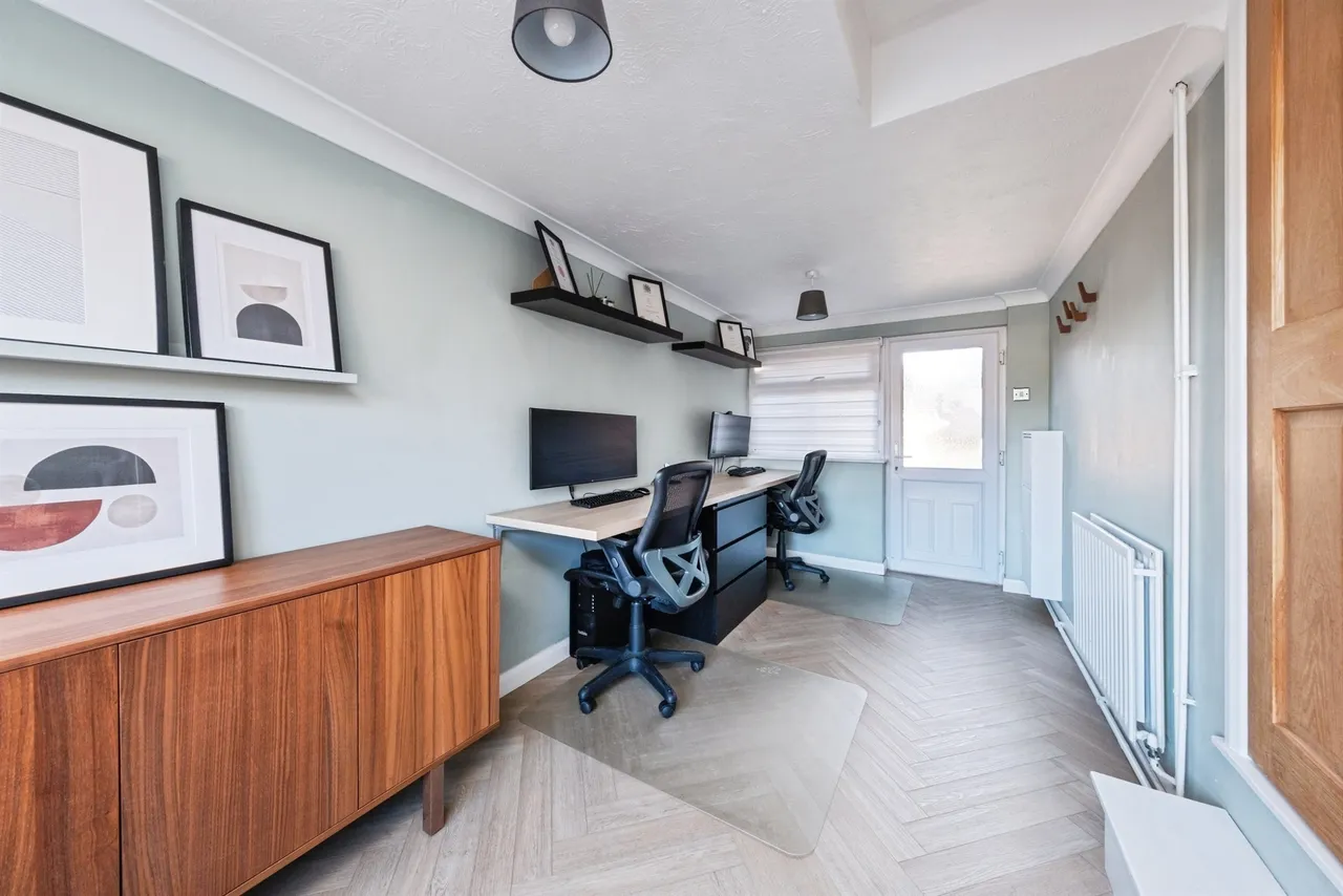 Lagonda Close, Newport Pagnell, MK16, photo 8