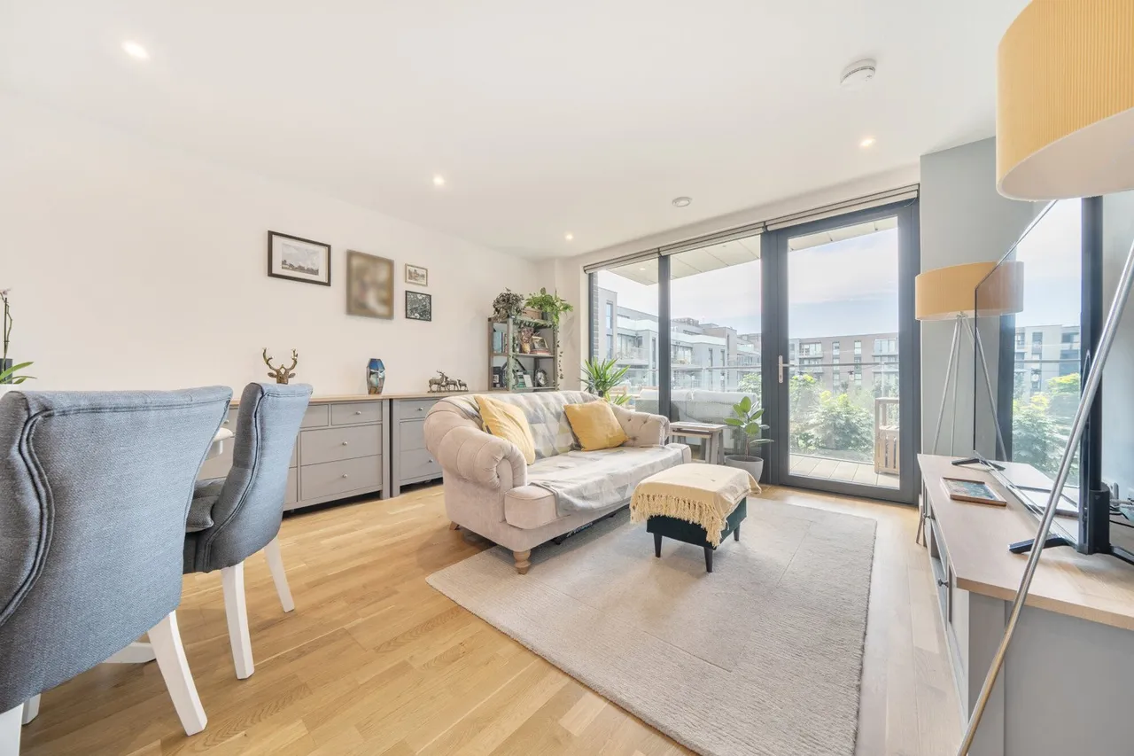 1 bed flat for sale — Hawthorne Crescent, SE10