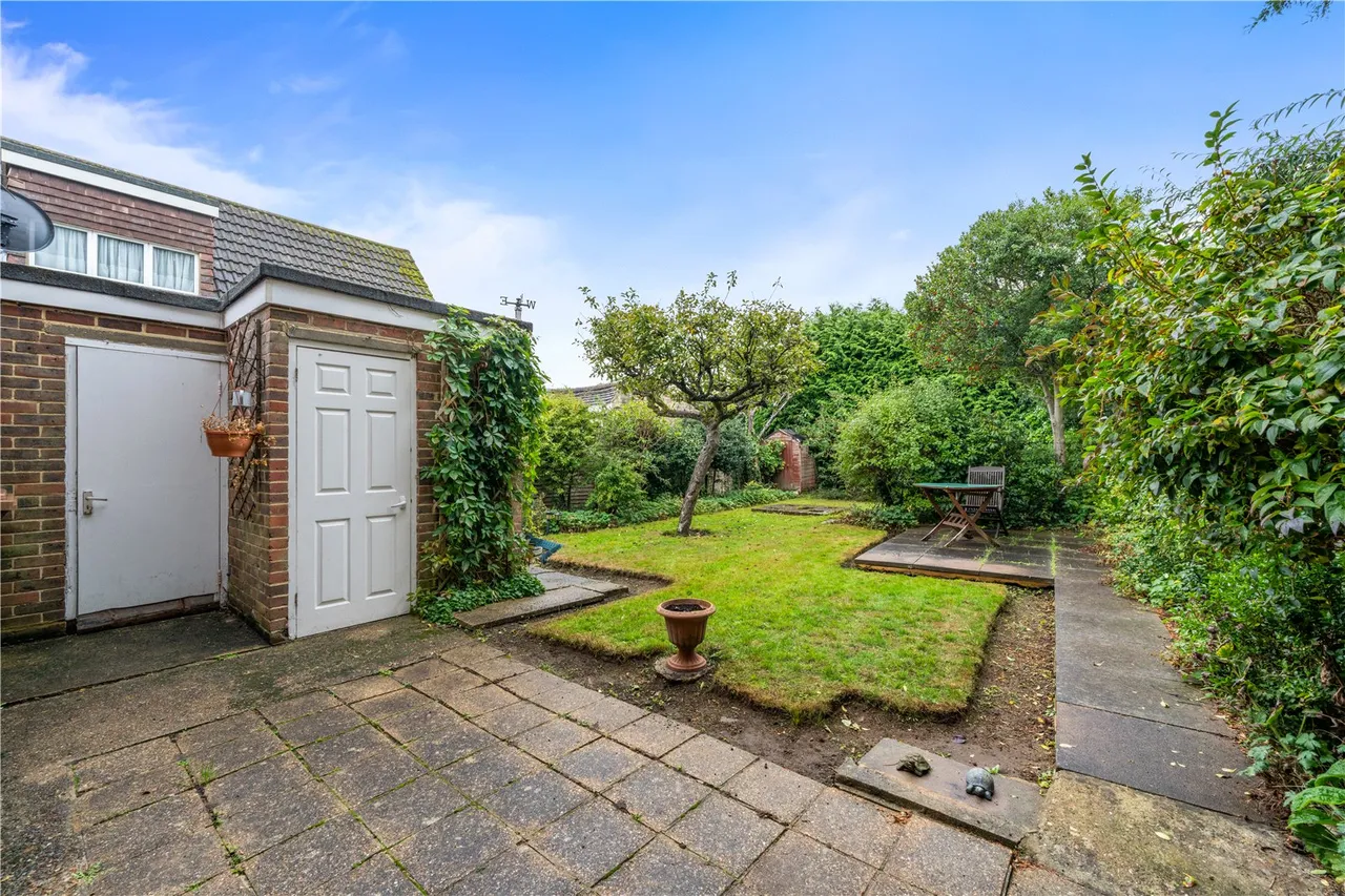 Grant Close, Shepperton, TW17 9AF, photo 2