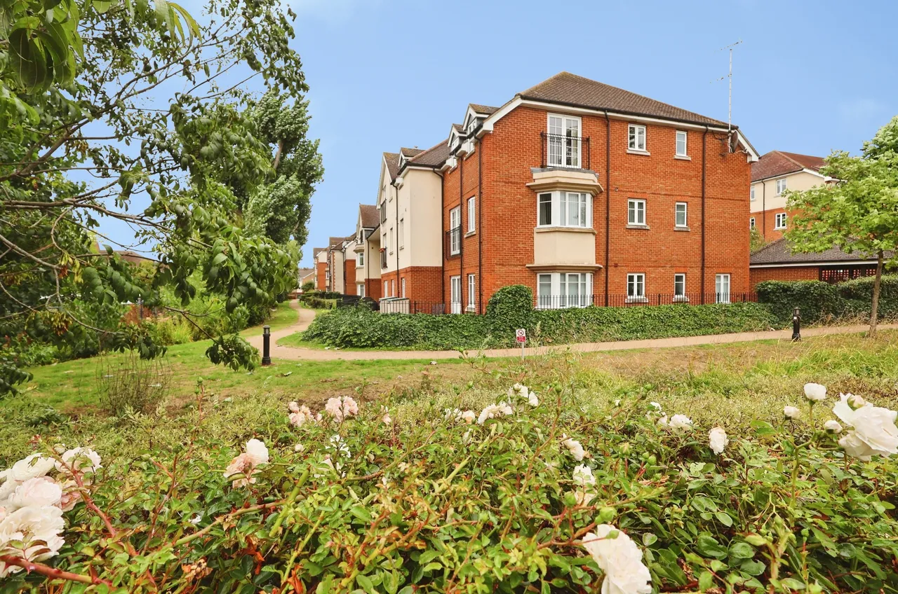 2 bed flat for sale — Peppermint Road, Hitchin
