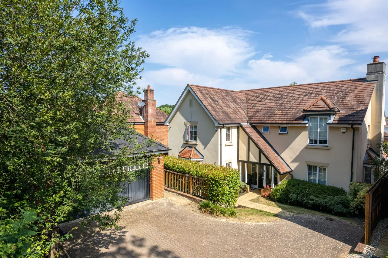 5 bed house for sale — Walnut Grove, Hartley Wintney, Hook, RG27 8XG