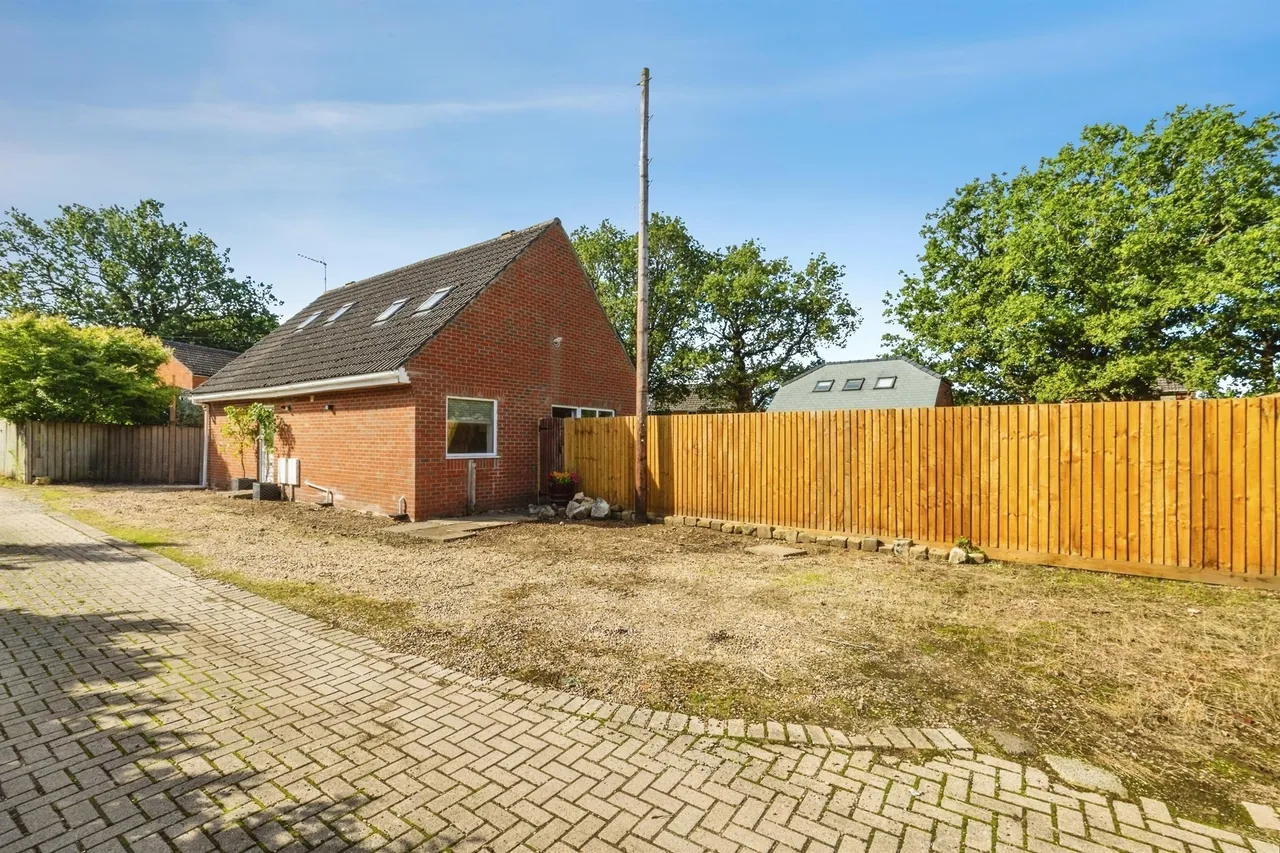 3 bed house for sale — Newark Road, North Hykeham, Lincoln