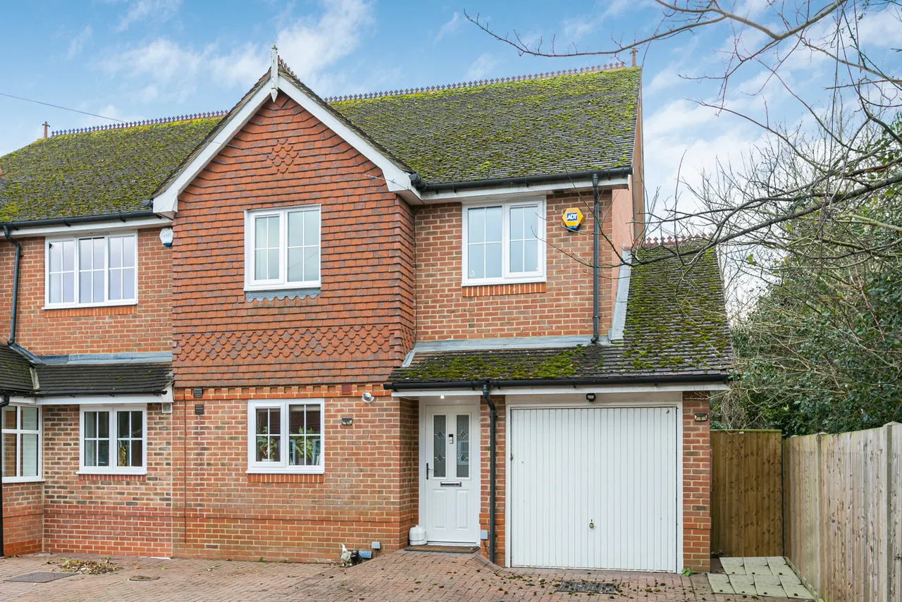 3 bed house for sale, Upper Halliford Road, Shepperton, TW17