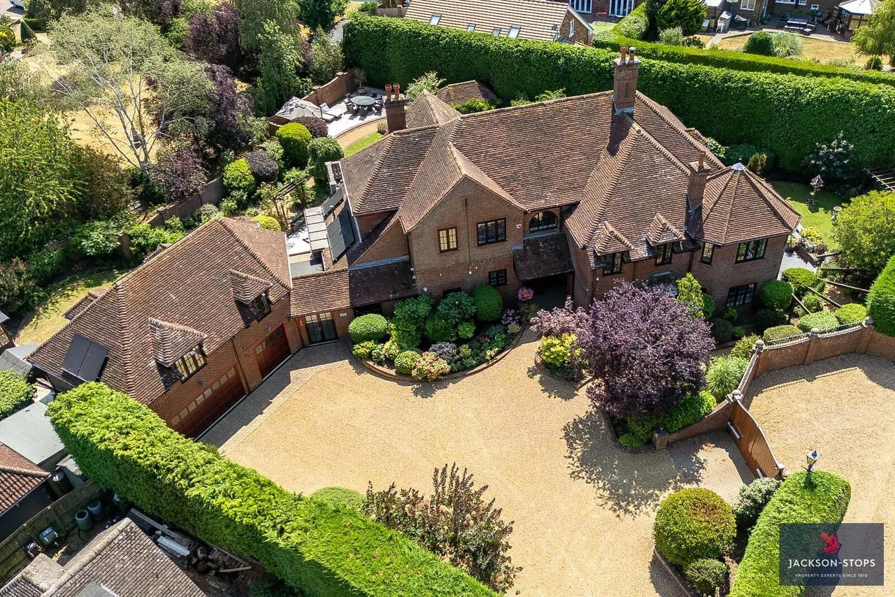 6 bed property for sale, Church Road, Westoning, MK45