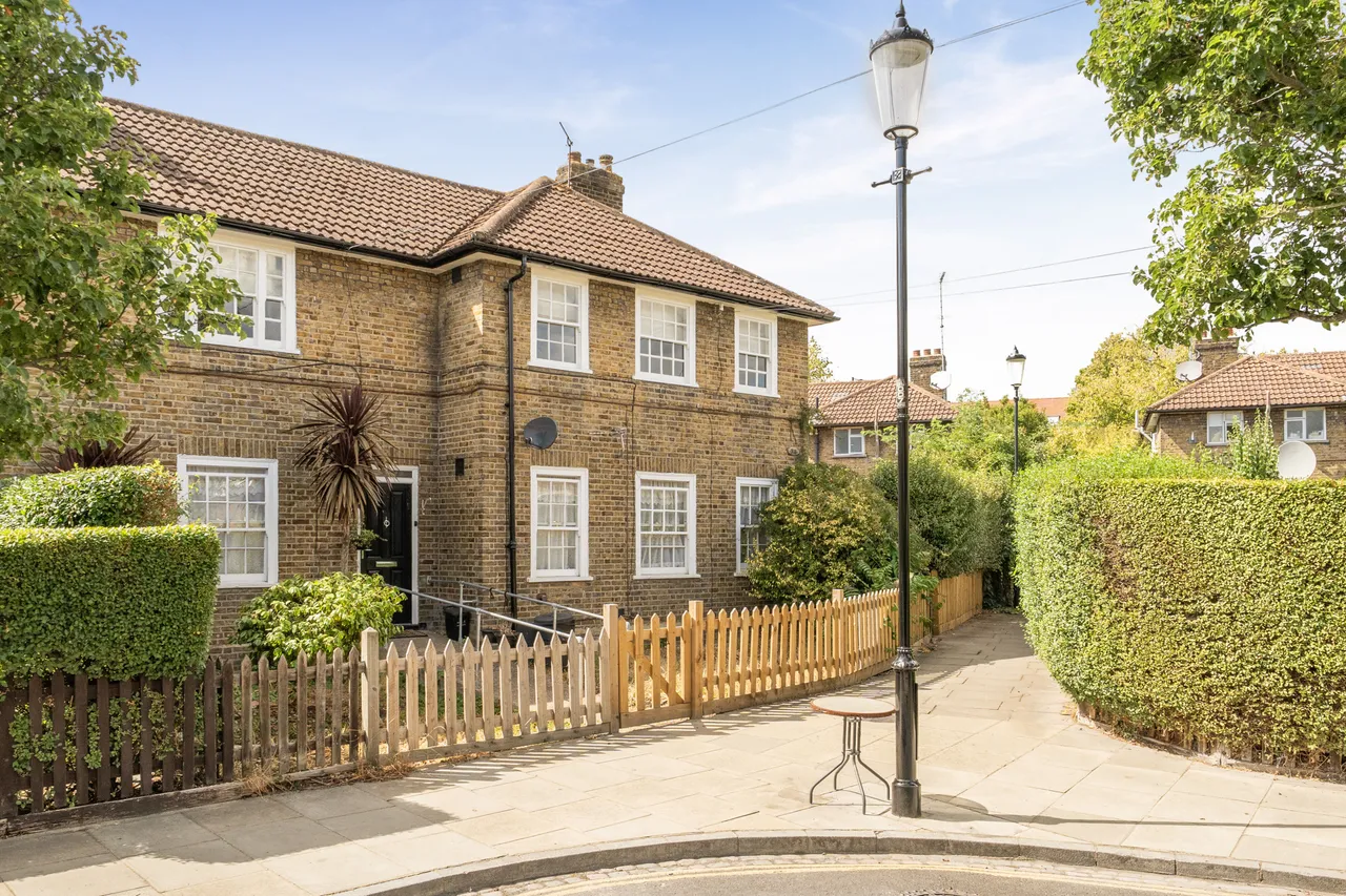 3 bed flat for sale — 34 Hill Farm Road, London