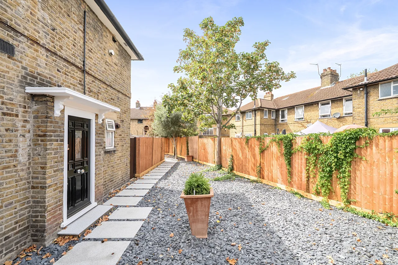 34 Hill Farm Road, London, photo 12