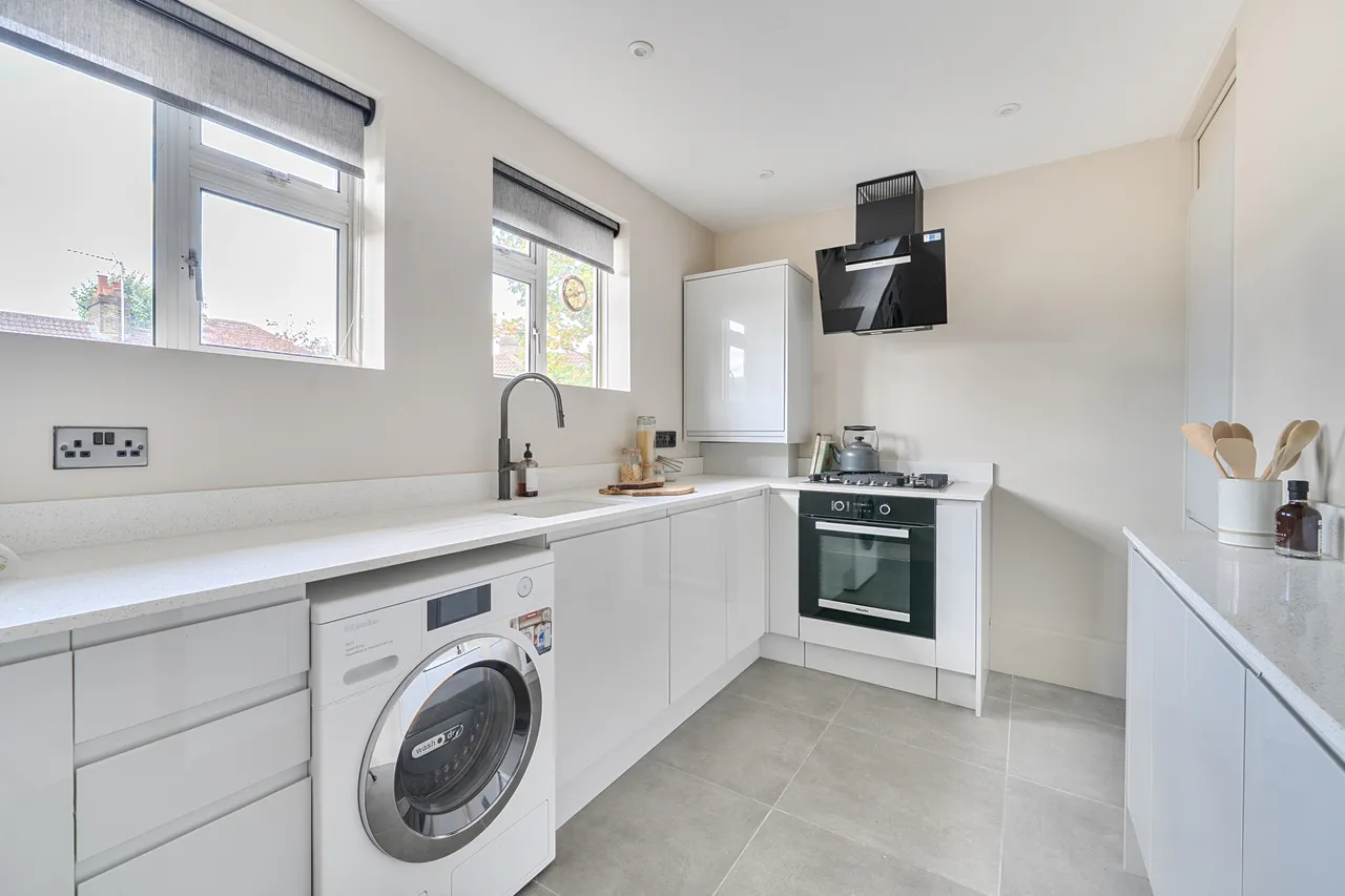 34 Hill Farm Road, London, photo 3