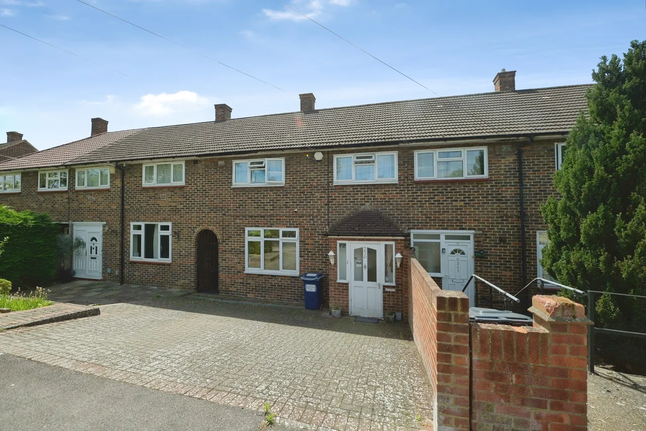 4 bed house for sale, Petersfield Avenue, Romford, RM3
