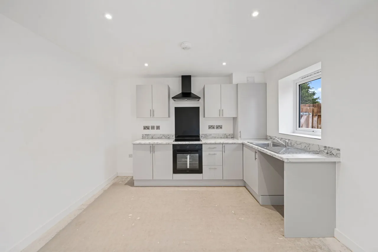 Halis Court, Hale Village, L24, photo 3