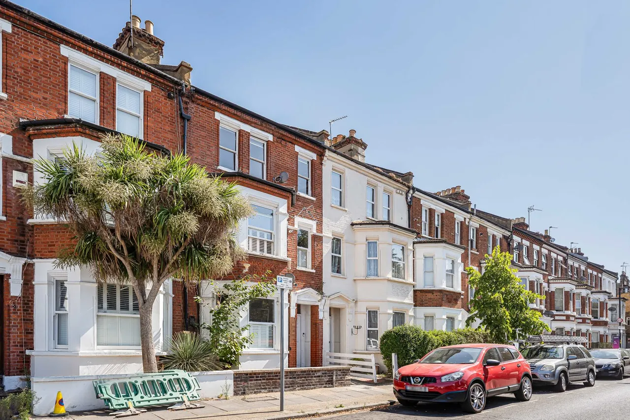 3 bed flat for sale, Valmar Road, London, SE5
