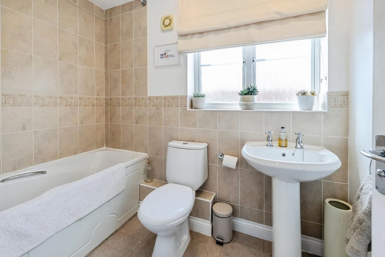 Elder Close, Witham St Hughs, LN6, photo 16