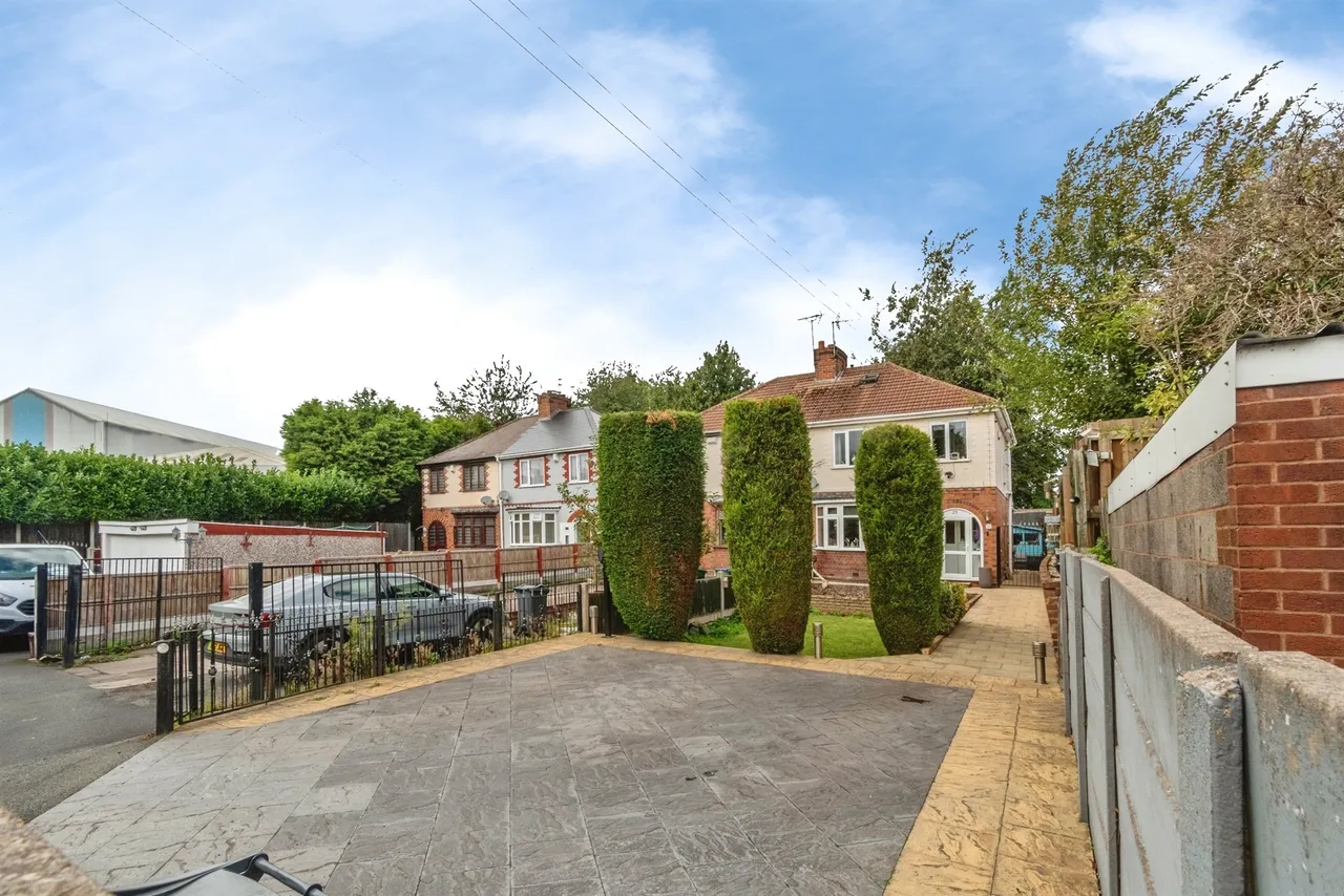 High Street, Princes End, TIPTON, photo 2