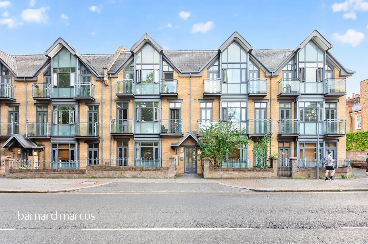 2 bed flat for sale — Putney Bridge Road, LONDON