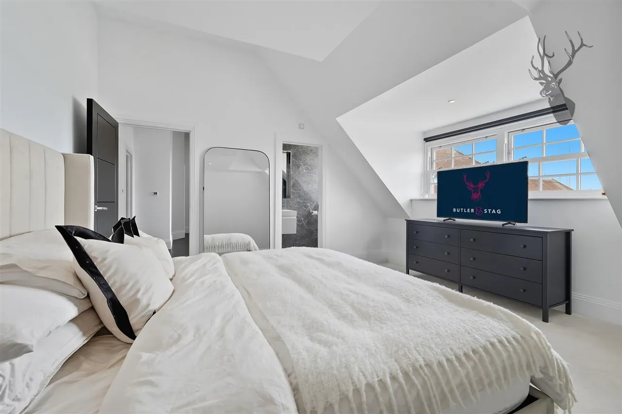 Chigwell, IG7, photo 17
