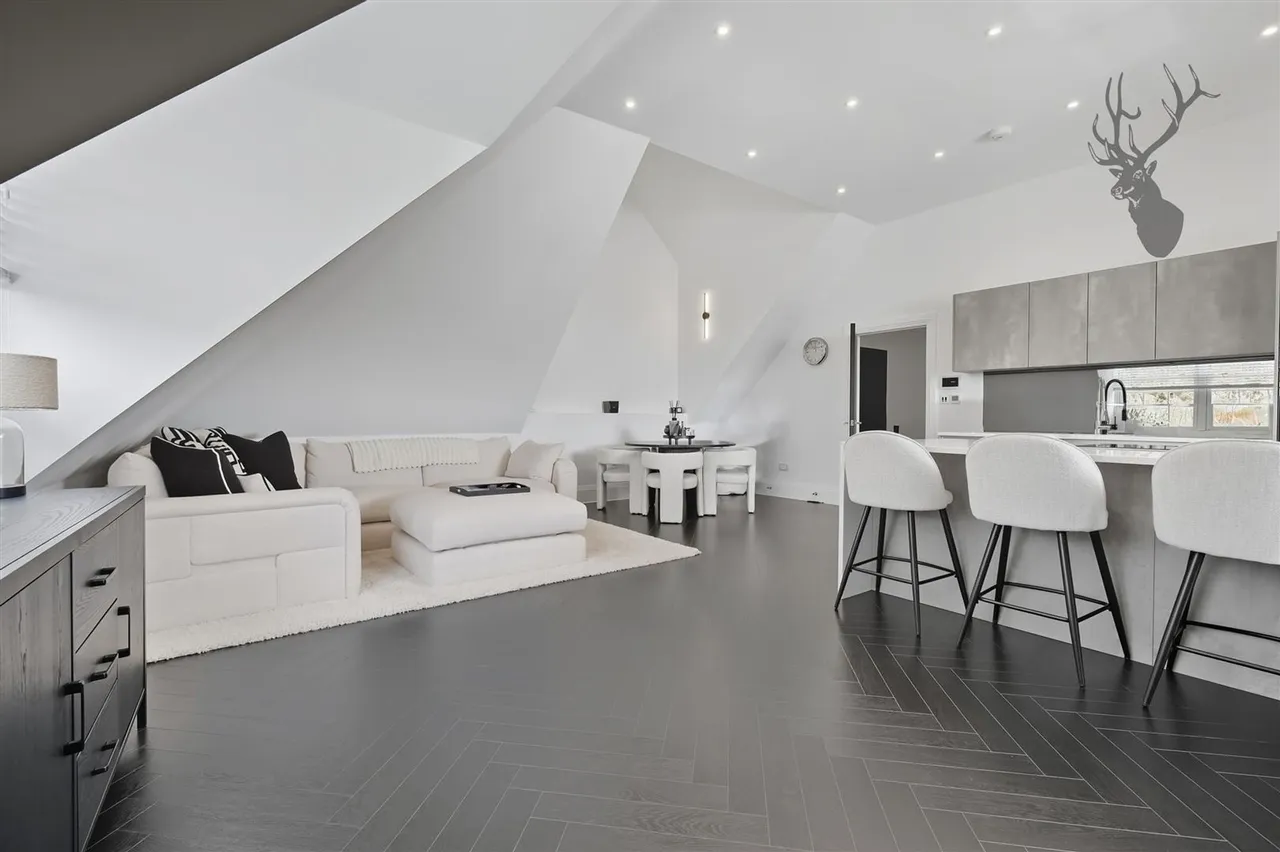 Chigwell, IG7, photo 9