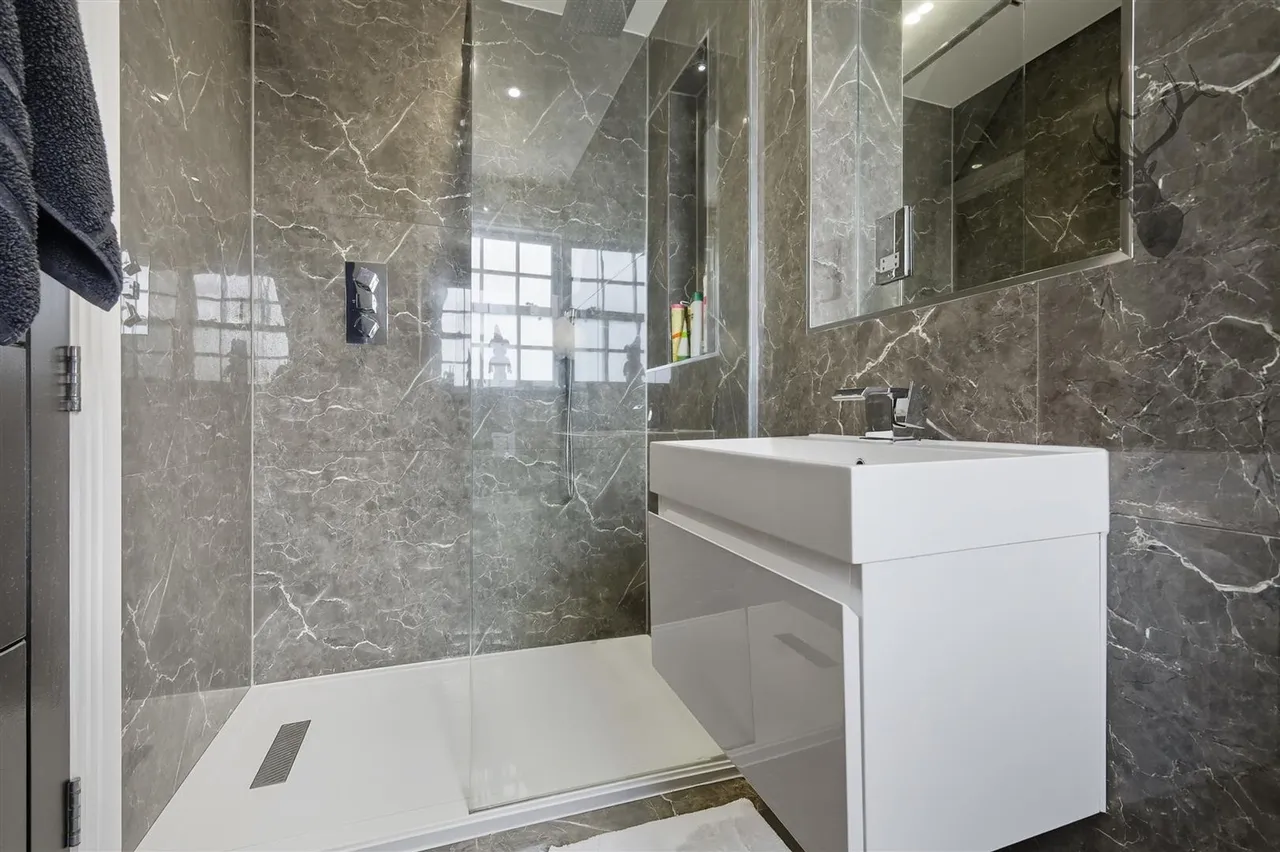 Chigwell, IG7, photo 28
