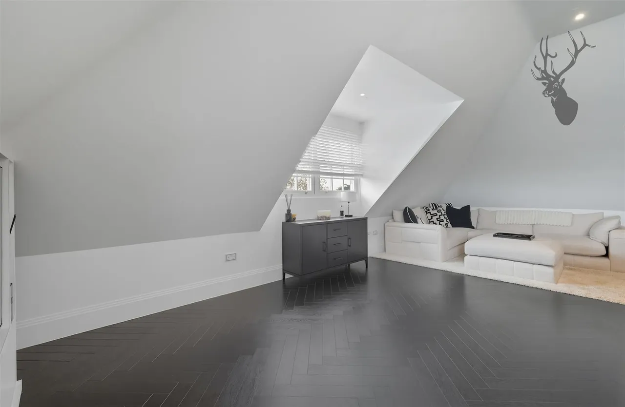 Chigwell, IG7, photo 11