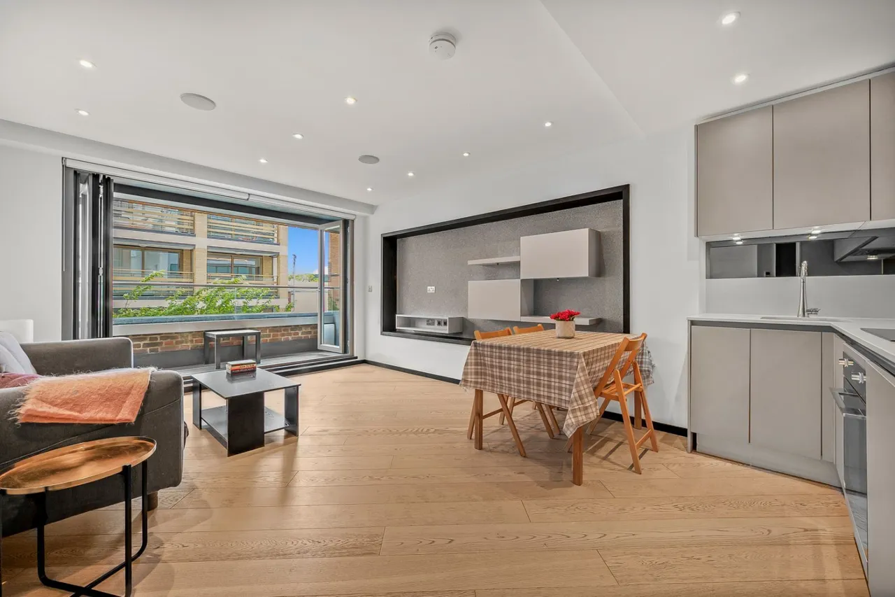 2 bed flat for sale, Holmes Road, London, NW5