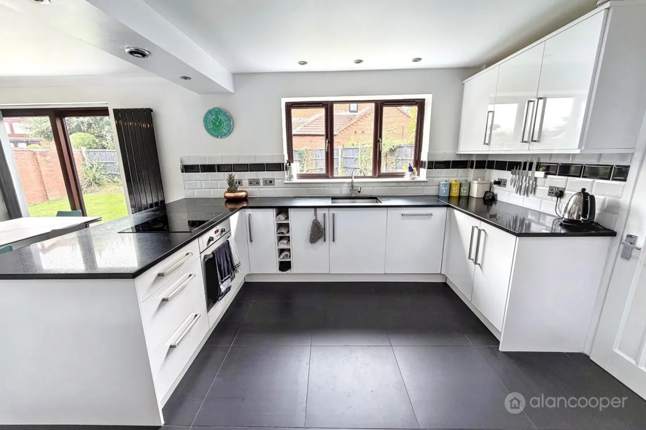 Canterbury Way, St Nicolas Park, CV11, photo 9