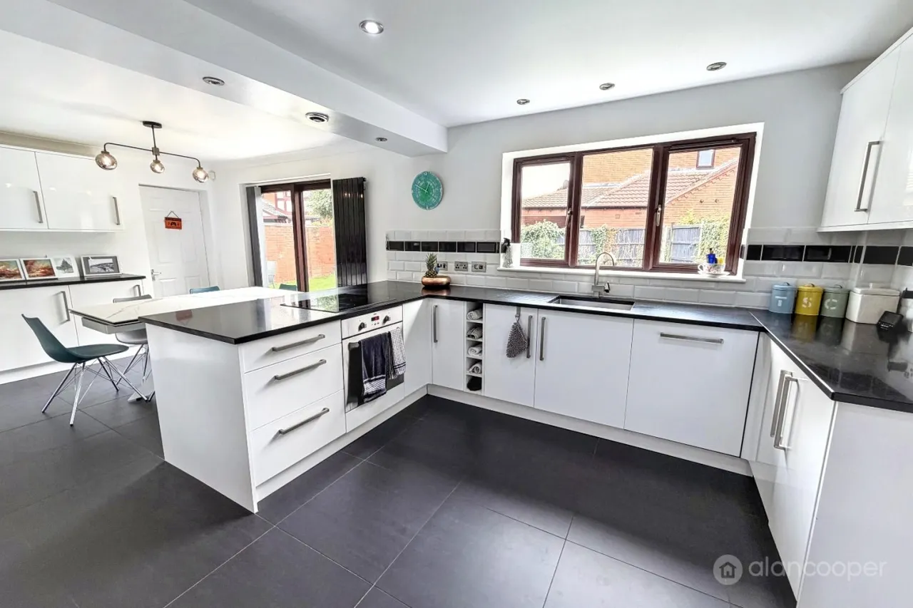 Canterbury Way, St Nicolas Park, CV11, photo 6