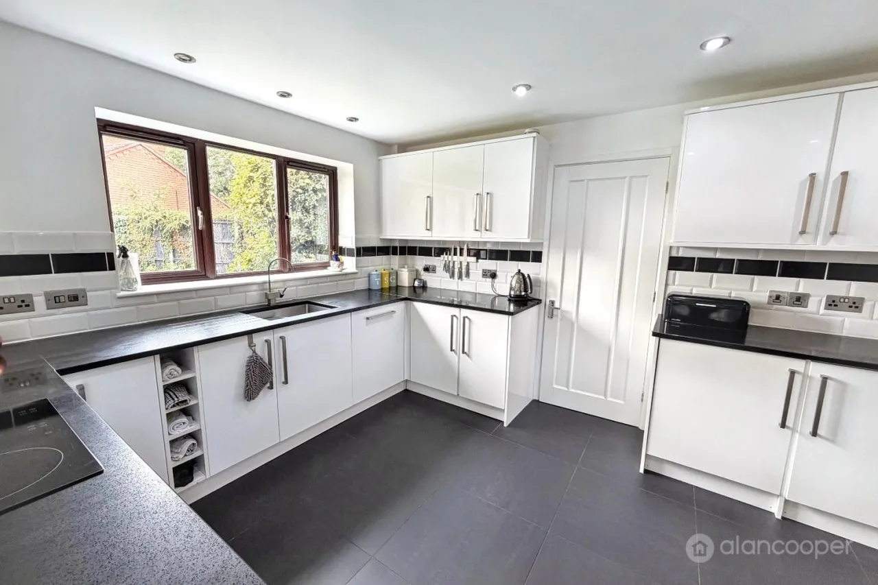 Canterbury Way, St Nicolas Park, CV11, photo 10