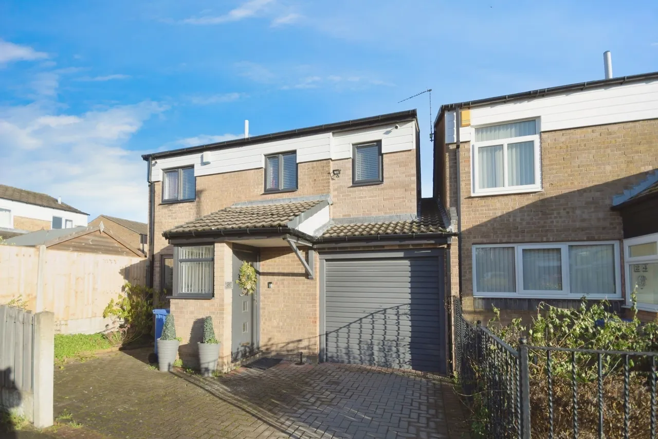 4 bed house for sale — Laburnum Close, Chapeltown, Sheffield, South Yorkshire, S35