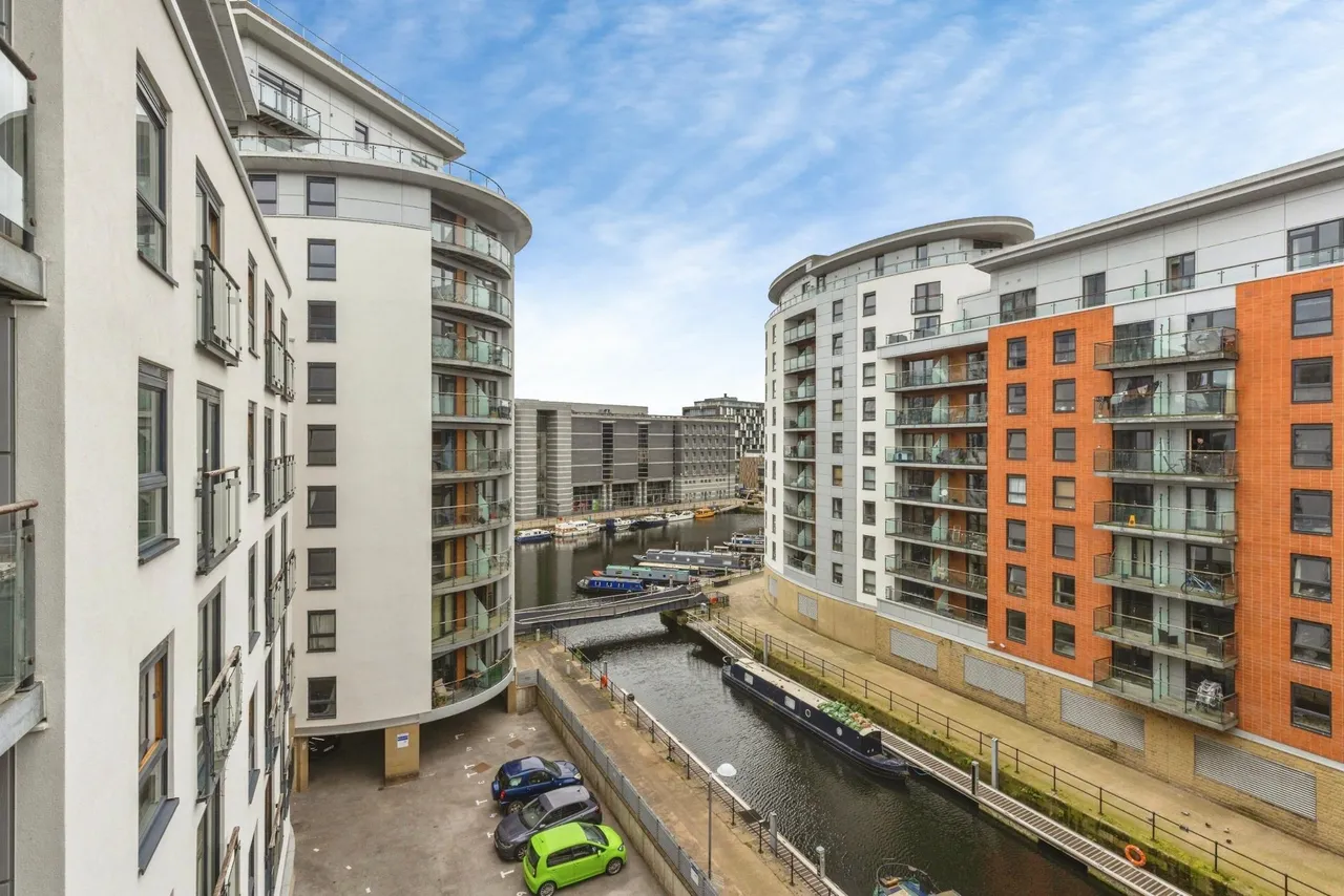 2 bed flat for sale, Armouries Way, Leeds, LS10