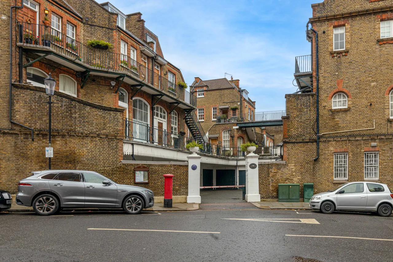 Kensington Court Mews, London, W8, photo 11