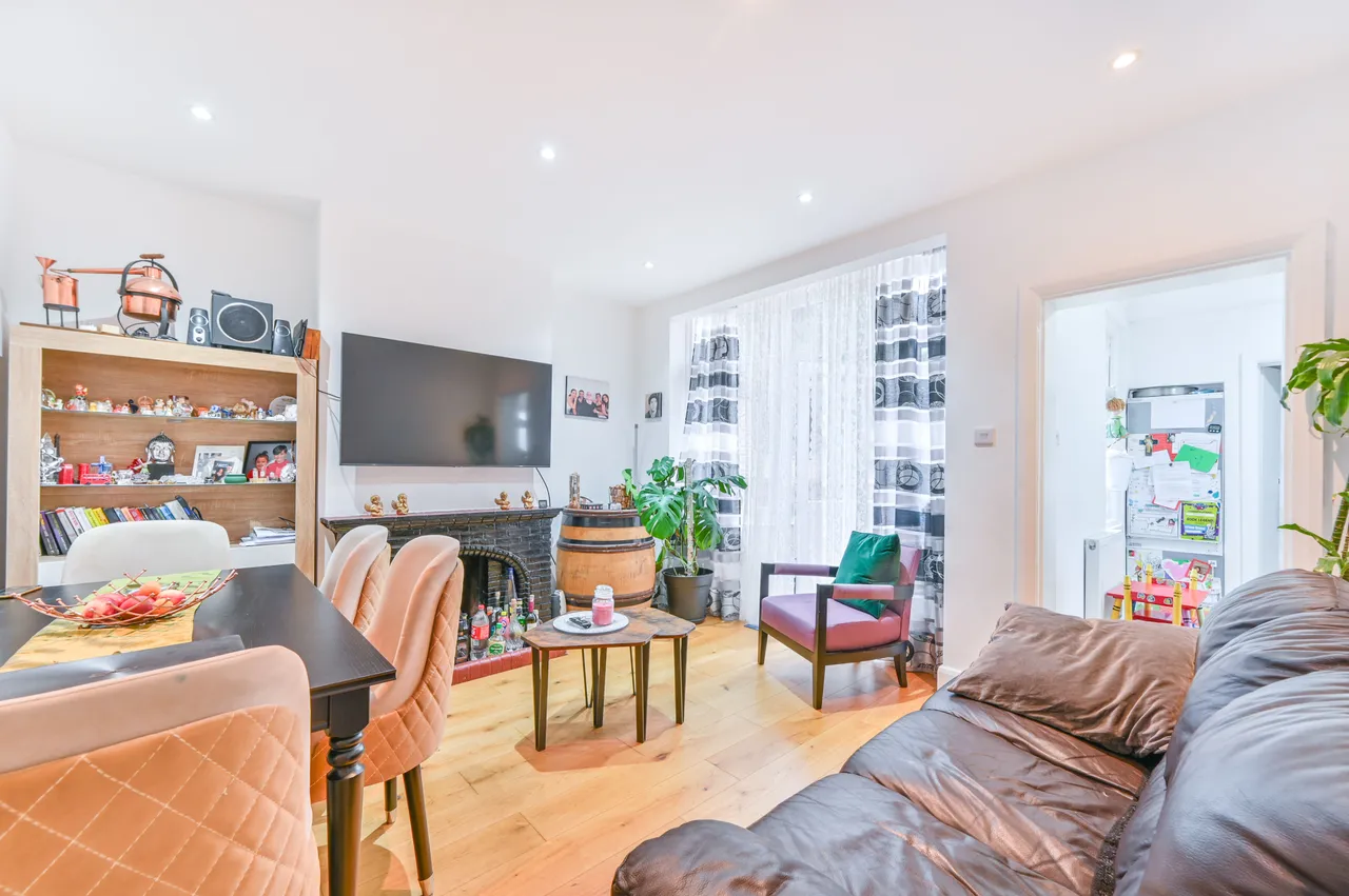 2 bed flat for sale — 15 The Close, Wembley