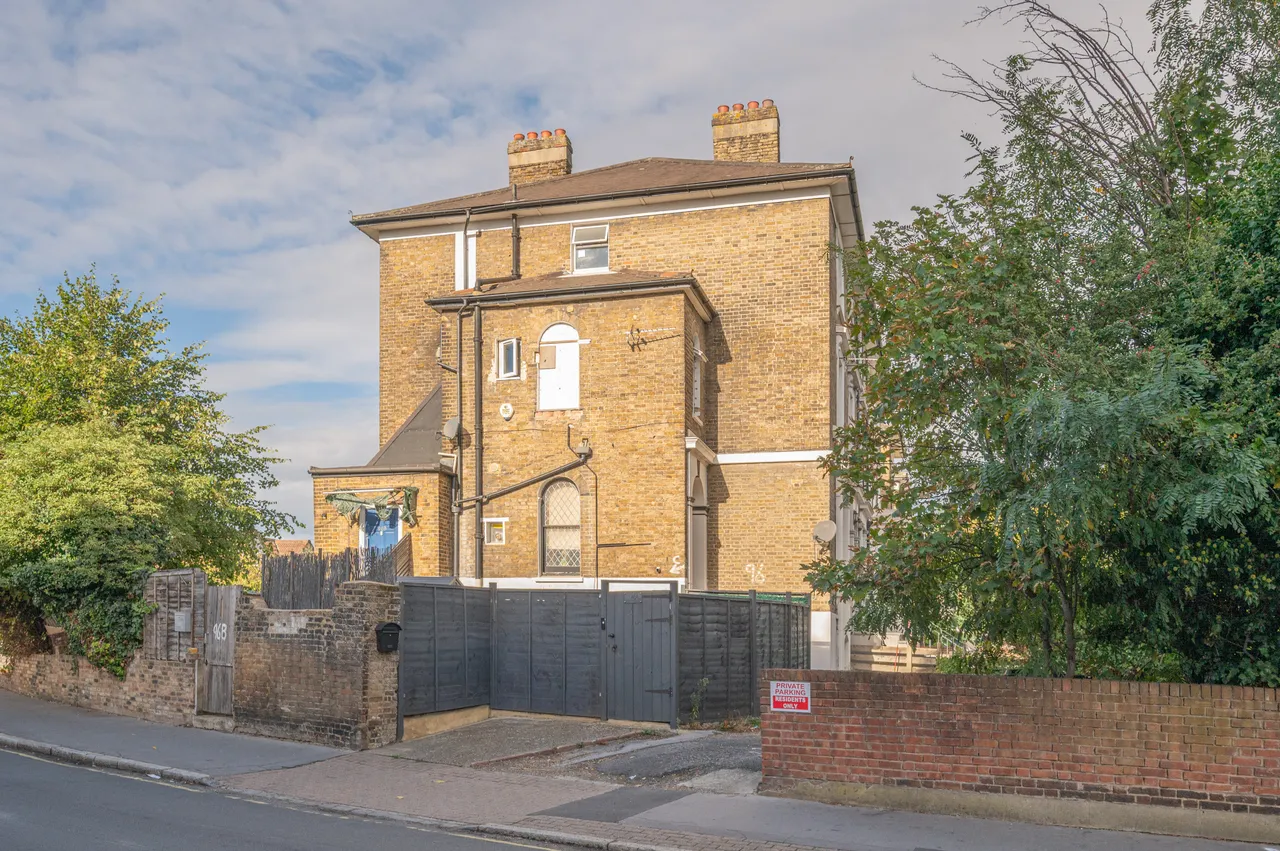 2 bed flat for sale — 96c Lower Addiscombe Road, Croydon